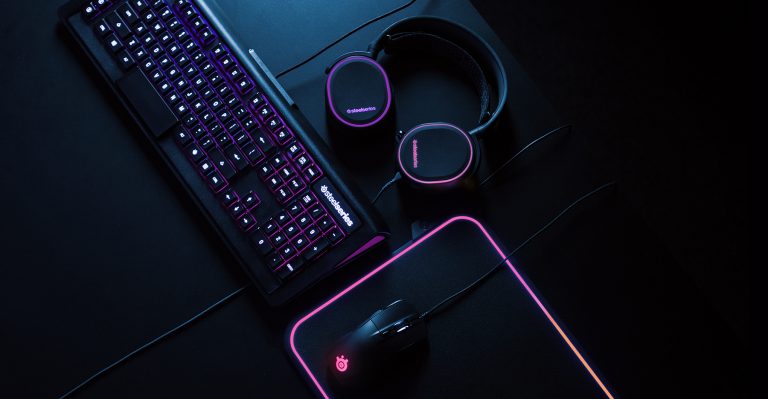 PR: STEELSERIES เปิดตัวแผ่นรองเม้าส์ Dual-Surface RGB ตัวแรกของโลก QCK PRISM