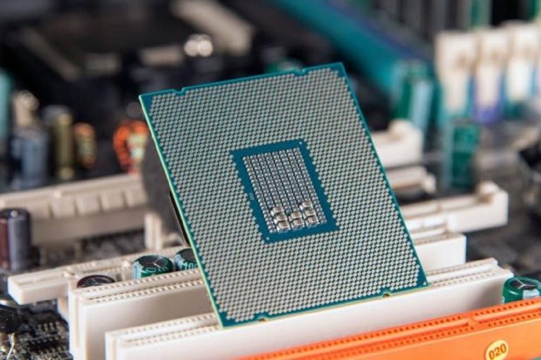 Intel Core i9-8950HK แบบปลดล๊อคสำหรับโน๊ตบุ๊กมาแน่