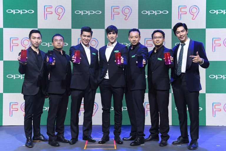 ออปโป้ เปิดตัว OPPO F9 สเปคจัดเต็ม ดีไซน์ปฏิวัติวงการ ในราคา 10,990 บาท ชูจุดเด่น VOOC Flash Charge ชาร์จ 5 นาทีคุยได้ถึง 2 ชม. 6GB RAM  กล้องเซลฟี 25 ล้านพิกเซล พร้อมเซ็นเซอร์ HDR หน้าจอรอยบากทรงหยดน้ำ และฝาหลังพ่นสีไล่เฉด