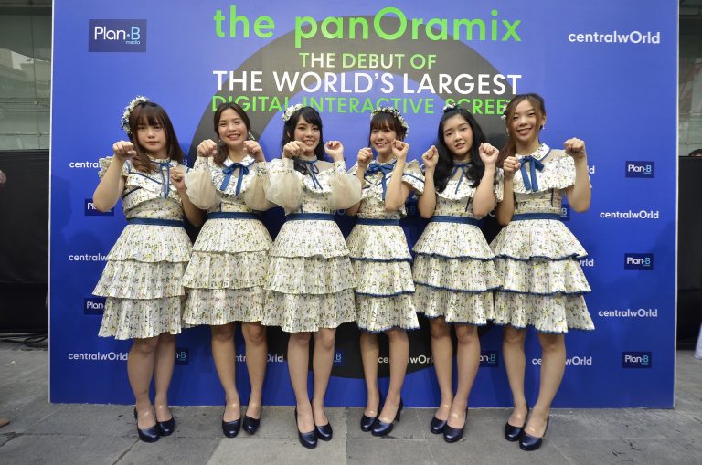 BNK48 รุ่น 1–2 ฉลองเปิดตัว “The PanOramix @CentralWorld” จอดิจิทัลอินเตอร์แอ็คทีฟ ที่ใหญ่ที่สุดในโลก พร้อมโอตะร่วมหมื่นคน