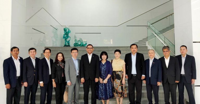 สถานกงสุลใหญ่ของอาเซียน เข้าเยี่ยมชมสำนักงานใหญ่ของ OPPO เป็นครั้งแรก มุ่งมั่นสู่ความสำเร็จในอนาคต