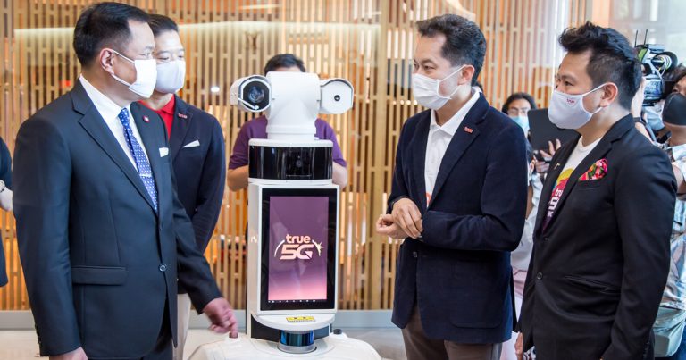 กลุ่มทรู ดึงเครือข่ายอัจฉริยะ True5G ร่วมรีเซ็ตธุรกิจค้าปลีก สู่วิถีใหม่ New Normal  ชูนวัตกรรมหุ่นยนต์ True 5G Temi Thermal ScanBot และ True 5G PatrolBot  ยกระดับมาตรการดูแลความปลอดภัย ณ สยามพารากอน และไอคอนสยาม