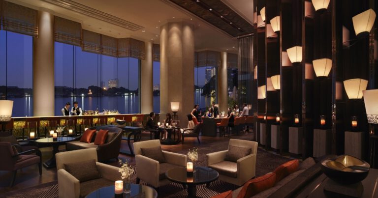 Booking.com ชวนฉลองวาเลนไทน์ปีนี้แบบ Staycation  แนะนำ 6 โรงแรมดัง ให้คู่รักเติมความหวานกับมื้อค่ำสุดพิเศษใต้แสงเทียน