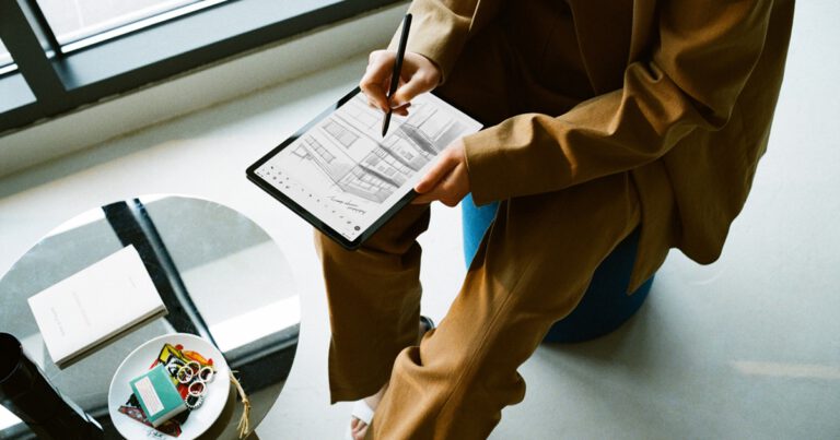 เพิ่มความโปรดัคทีฟทั้งเรียนและเล่นไปกับ Galaxy Tab S7 FE  ไม่มัลติทาส์กตรงไหน เอา S Pen ในกล่องมาวง!
