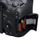 ภาพ_Canon EOS R7_FrontSlantLeft_L311_Cardslot