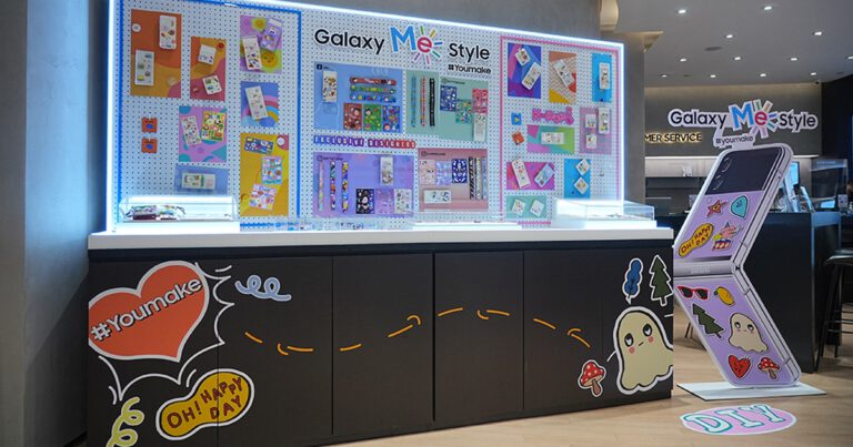 Galaxy ME Style แต่งสนุก ทุกสไตล์ กับ Galaxy Z Flip4  เมื่อซื้อเคสซัมซุงที่ Samsung Experience Store เลือกรับอุปกรณ์ตกแต่งฟรี 7 รายการ ลายพิเศษจาก 4 ครีเอเตอร์ชื่อดัง NEWYEAR, POMMECHAN, RIETY และ SIRI และอื่นๆ ที่ Samsung Experience Store