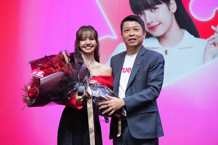 แรงเกินต้าน!..ทรูไอดีต้อนรับ “ลิซ่า แบล็กพิงค์” สู่ครอบครัวทรูอย่างเป็นทางการ สร้างปรากฏการณ์ดังกระหึ่มโซเชียลทั่วโลก ดันแฮชแท็ก #WHATsLISAsTrueIDขึ้นเทรนด์ทวิตเตอร์อันดับ 1 ไทยทะยานสู่ Top 25โลก พร้อมเติมความสุขเหล่าบลิ๊งค์ร่วมค้นหาตัวตนของลิซ่าให้ได้ฟินแบบจัดเต็ม