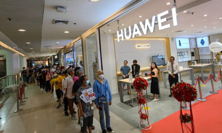 HUAWEI P60 Pro ขายวันแรก! ลูกค้าต่อคิวรอรับเครื่องเต็มแน่น 3 สาขา ตอกย้ำตำนานผู้นำเทคโนโลยีสมาร์ทโฟน